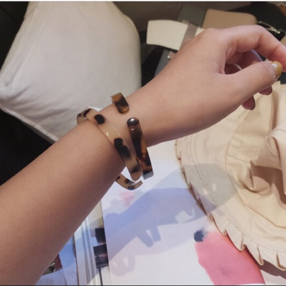 One piece - Brown Tortoise Resin Cuff Bracelet - Picture 5 of 8